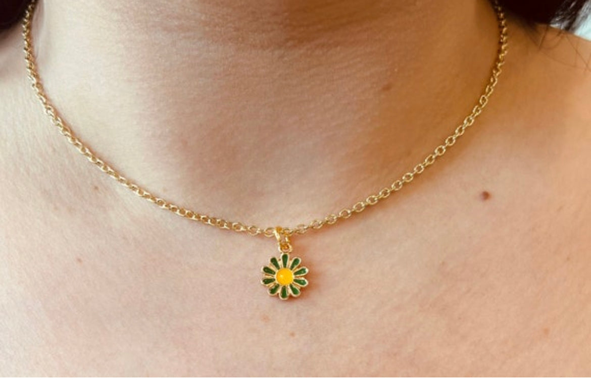 Dainty Daisy Necklace