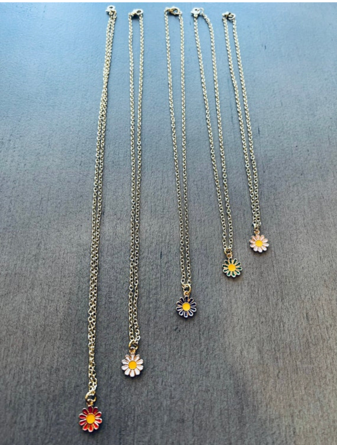 Dainty Daisy Necklace