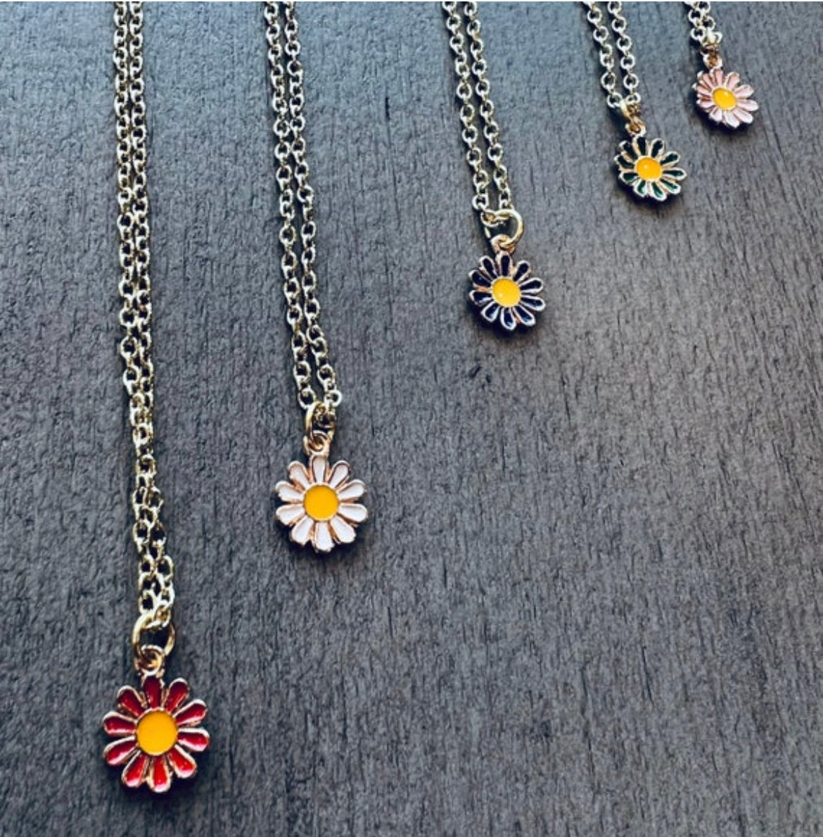 Dainty Daisy Necklace